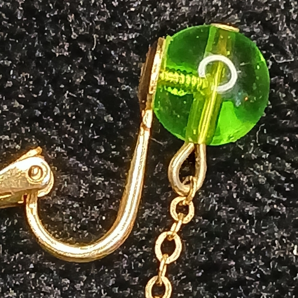5$ Vtg Green Glass and Gold Drop Clip-On Earrings - Picture 6 of 7
